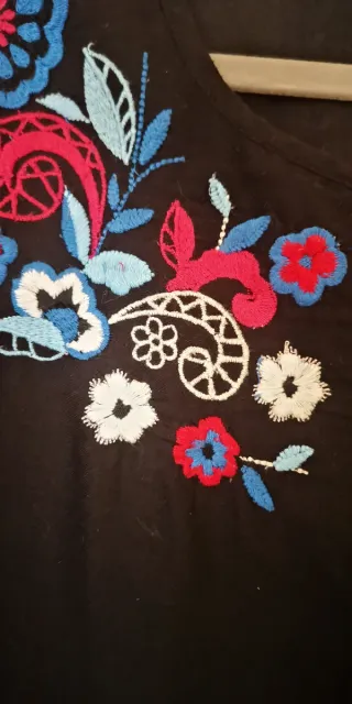 Vestido negro bordado mujer