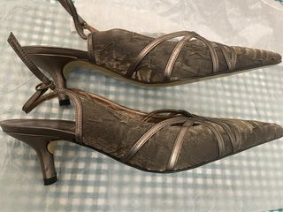 Zapatos de fiesta tacón dorado y marrón