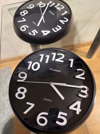 Reloj de pared Plumeet negro