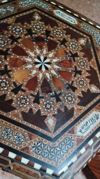 Mesa de madera y metal con taracea