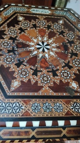 Mesa de madera y metal con taracea