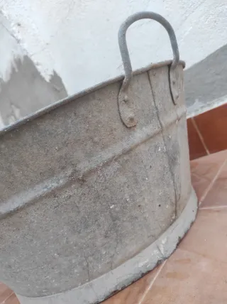 2 cubos antiguos de hierro