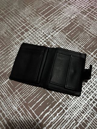 Cartera negra con cierre