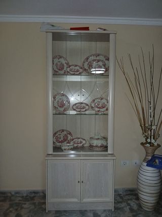 Vitrina expositora blanca y beige