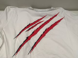 2 Camisetas Blancas: Love Mochino y Philipp Plein.