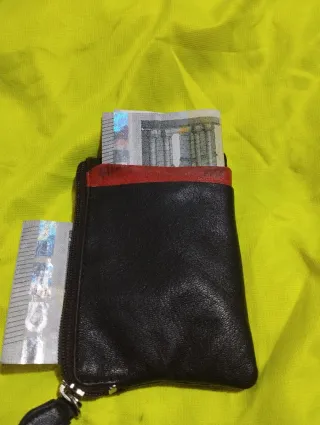 Monedero de piel marrón