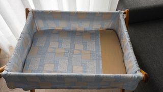 Cuna moisés de madera con ruedas