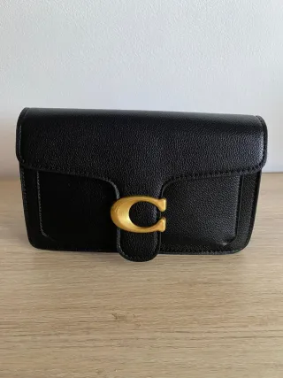 Mala Coach Tabby preta com detalhe dourado
