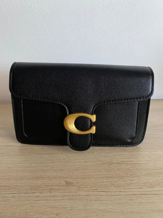 Maleta Coach Tabby negra con detalle dorado