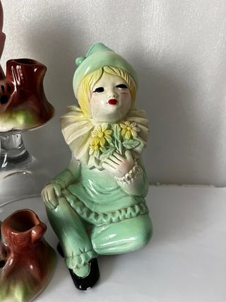 Set di quattro antiche figure decorative in ceramica con gatti e clown