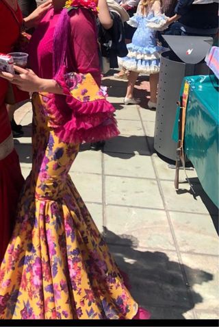 Traje de flamenca rosa y amarillo