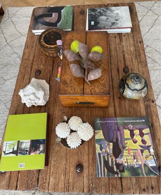 Mesa de madera rústica con remaches