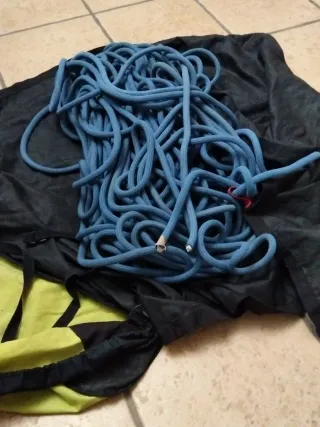 Cuerda y arnés de escalada