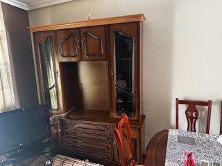Mueble de salón de madera y cristal