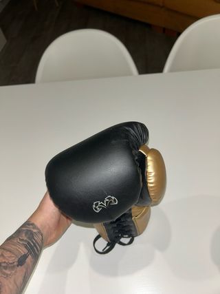 Guantes de Boxeo Rival RS100 Negros y Dorados 14oz
