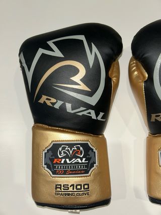 Guantes de Boxeo Rival RS100 Negros y Dorados 14oz