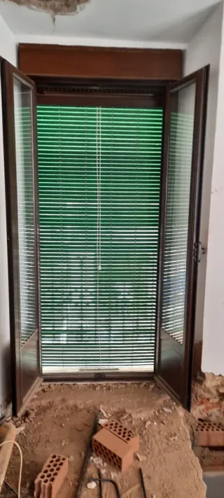 Puerta balcón aluminio nogal con persiana