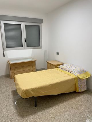 Cama 90cm, mesita, cajonera y espejo.