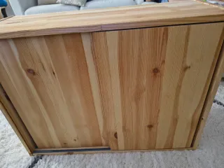 1 armadio in pino con porte scorrevoli