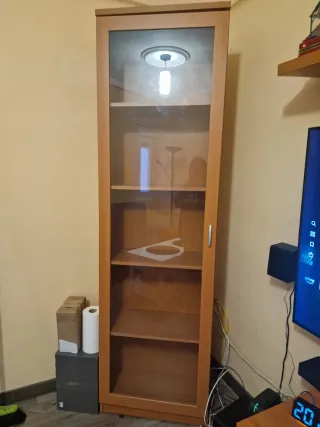 Mueble de salón de madera con puerta de cristal