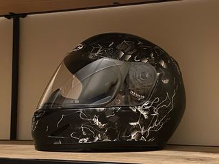 Casco integral diseño grafiti