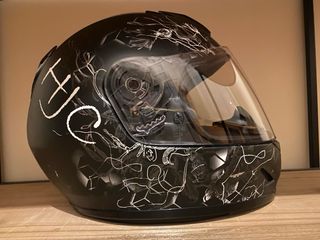 Casco integral diseño grafiti