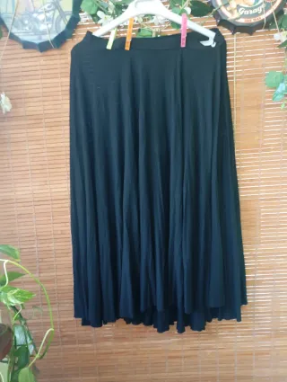 Falda negra con mucho vuelo