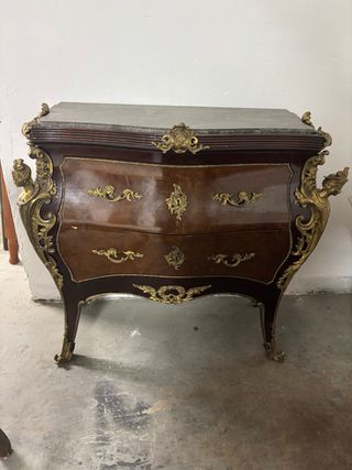 Cómoda antigua de madera maciza con mármol