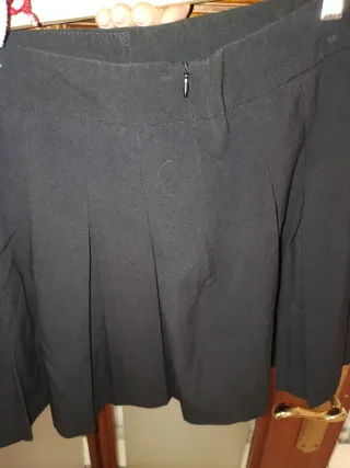 Falda mini negra plisada