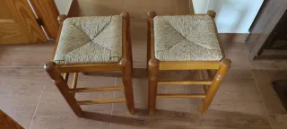 Mesa de cocina provenzal y 2 taburetes