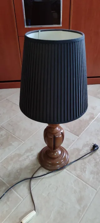 Lámpara de mesa madera y pantalla negra XL