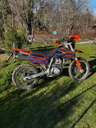 Moto Enduro Naranja y Negra