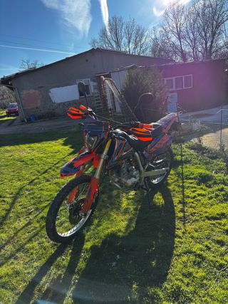 Moto Enduro Naranja y Negra
