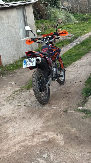 Moto Enduro Naranja y Negra