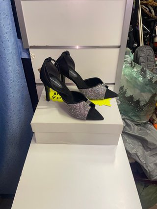 Sandalias Negras y Blancas