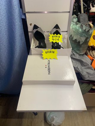 Sandalias Negras y Blancas
