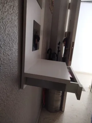 Entradita blanca con espejo y balda