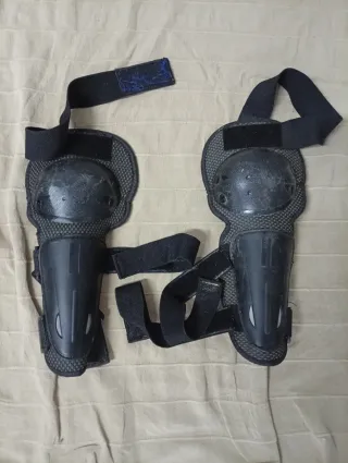 Espinilleras protectoras para moto.