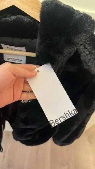 Abrigo pelo Bershka negro capucha XS
