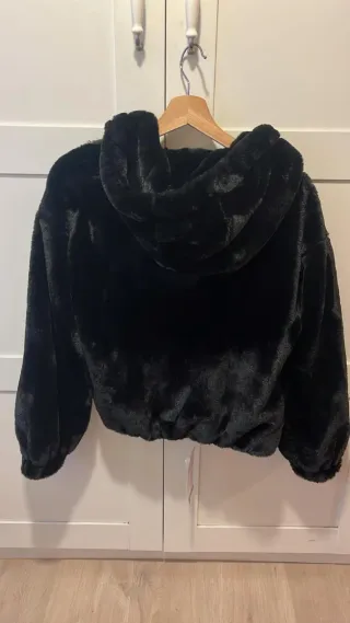 Abrigo pelo Bershka negro capucha XS