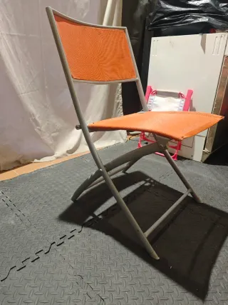 Sillas de exterior naranja y plateadas