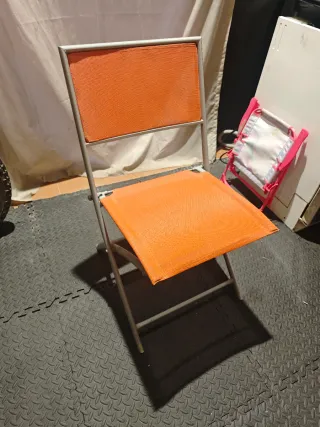 Sillas de exterior naranja y plateadas