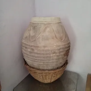 Tinaja de barro antigua