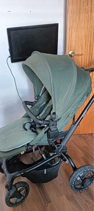 Carrito de bebé verde