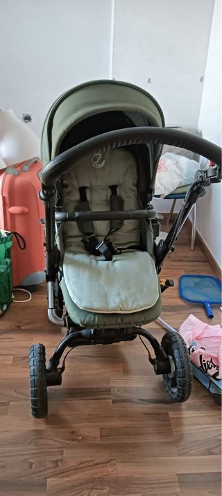 Carrito de bebé verde