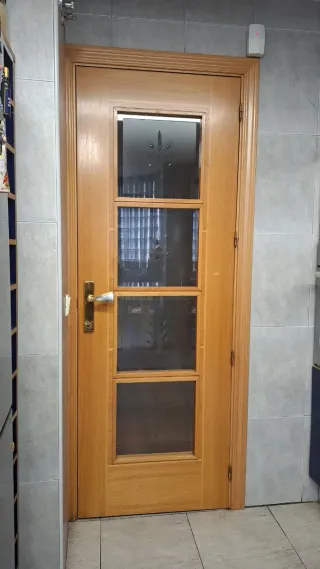 Puertas de armario y entrada de madera