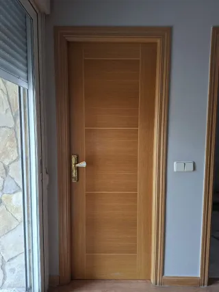 Puertas de armario y entrada de madera