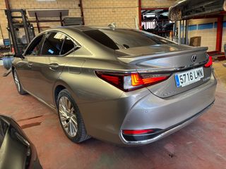Lexus ES 2021