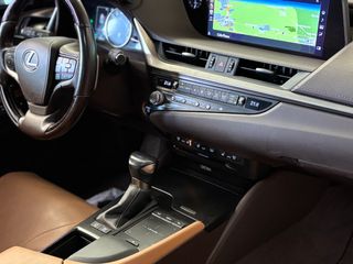 Lexus ES 2021