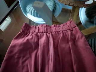 Pantalón recto con gomas y botón